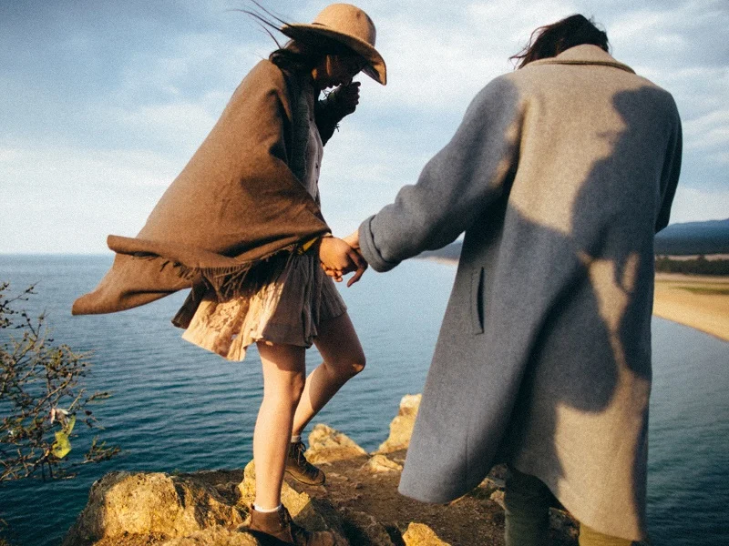 couple in the outdoors holding hands and following the dating tips for new relationships