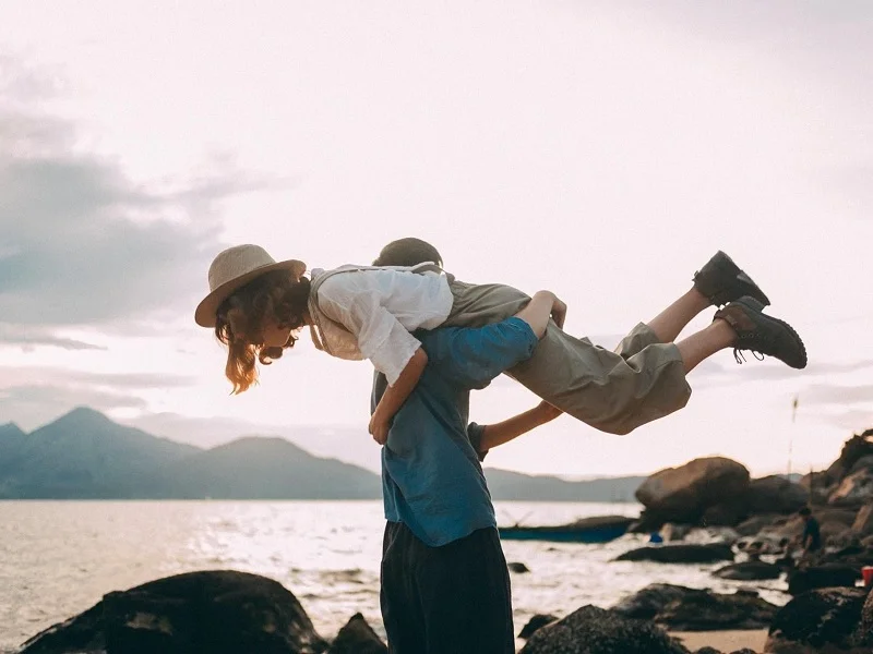 Loving Someone: The Difference Between Being In Love And Loving Someone