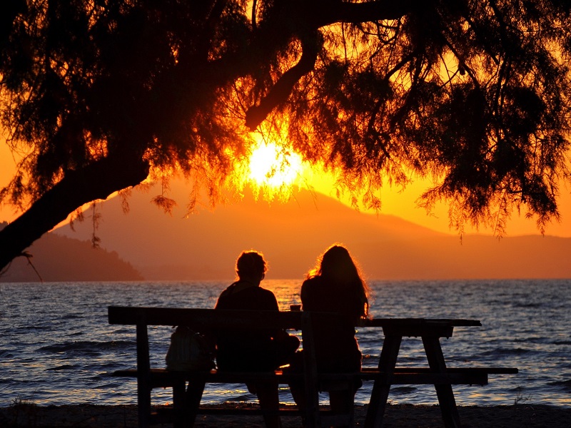 couple-watching-sunset-enjoying-great-low-key-first-date-ideas