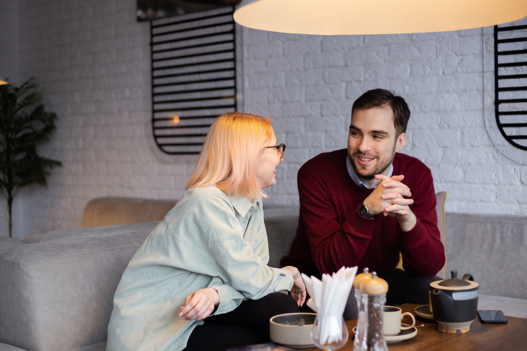 How To Keep A Conversation Going: 6 Tips To Look Like A Natural