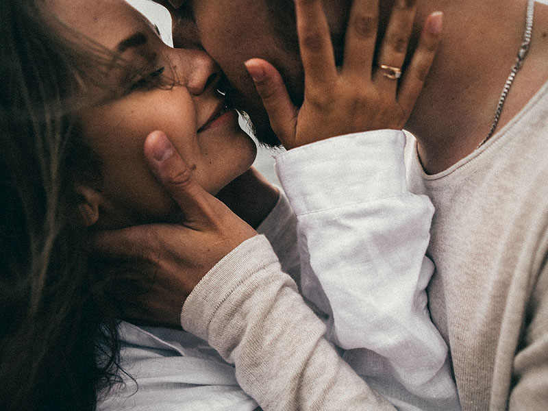 This guy kissing his girlfriend figured out how to make a girl feel special using these 15 tips.