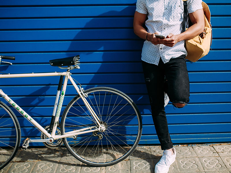 A man who used these Tinder tips for guys texting on his phone to a girl he met on the app.