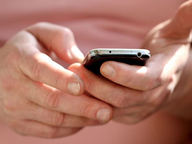 A guy texting these opening lines to a woman he met on a dating app.
