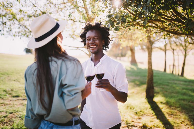 women spotting the signs he likes her
