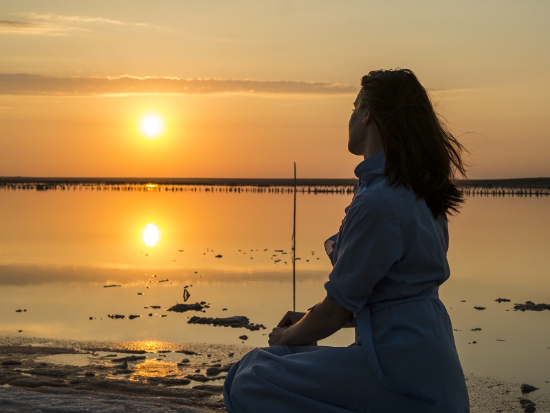 woman-on-beach-contemplating-the-stages-of-grief-divorce