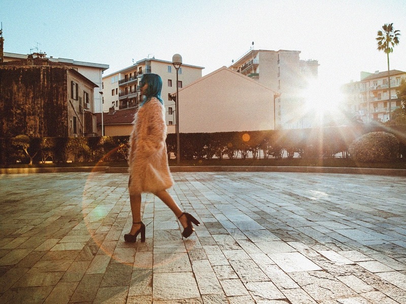 woman walking with sunlight behind her inspired to leave by toxic relationship quotes